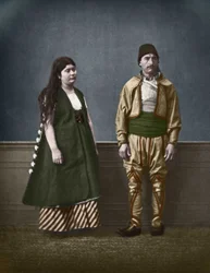 Ritratto di una donna bulgara di Sofia e di un uomo bulgaro intorno al 1890. Fotografia colorata di Pascal Sebah (1838-1890)