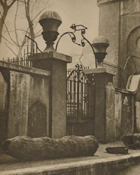 Tronchi di olmo per tubi di condotto scavati vicino a St. Annes, Soho, c1935