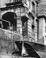 I resti di una dimora di un mercante della città lungo il Tamigi, vicino alla stazione di Cannon Street, 1926-1927