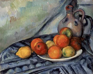 Frutta e una brocca su un tavolo