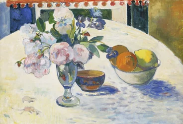 Fiori e una ciotola di frutta su un tavolo