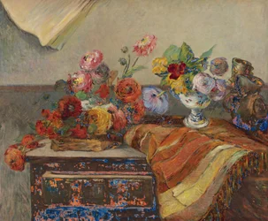 Francese: Bouquet e ceramiche su una cassettiera