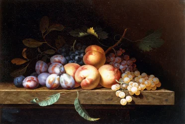 Pesche, prugne e uva su un ripiano di pietra