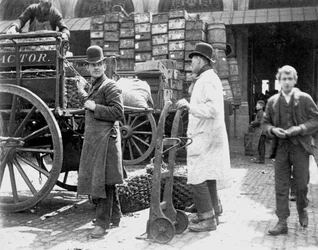 Scarico al mercato di Billingsgate, Londra