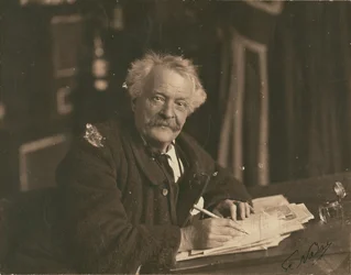 [Félix Nadar seduto al tavolo di scrittura]