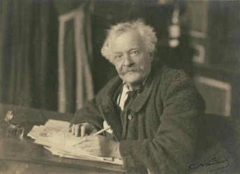 Félix Nadar seduto alla scrivania
