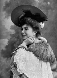 Comica francese Jeanne Thomassin come Suzanne Radiguet nella commedia "Les trois Anabaptistes" a Parigi, foto dal giornale francese "Le Theatre" ottobre 1904