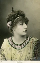 Henriette Rosine Bernard alias Sarah Bernhardt (1844-1923) come "Théodora", opera di Victorien Sardou, nel 1884