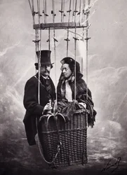 Paul Nadar e sua moglie nel cesto del pallone aerostatico (foto in bianco e nero)