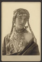 [Donna sconosciuta in costume teatrale]