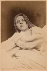 Epilessia isterica, allucinazioni, disprezzo, tavola XXXI da «Iconografia fotografica della Salpêtrière» di Bourneville e P. Regnard, Parigi, 1876