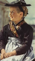 Prima fotografia a colori: Bambina della Valle di Sarn, Sarentino