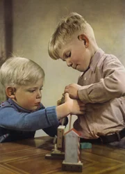 Prima fotografia a colori: Gioco