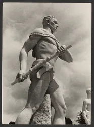 Scultura moderna in un campo sportivo