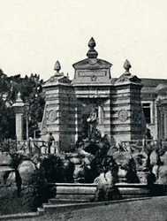 Fontana nel giardino del palazzo, 1895