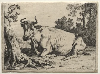 La mucca sdraiata vicino a un albero