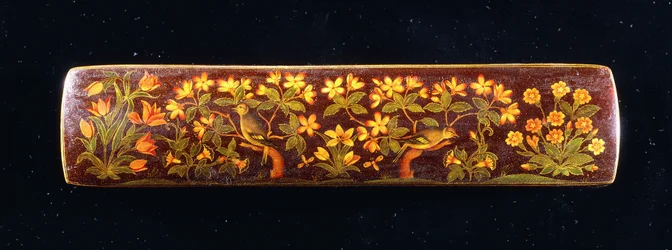 Un Qalamdan, raffigurante fringuelli posati su rami di fiori di prugno