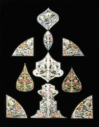 Gruppo di dieci dipinti a specchio Qajar, decorati con vari fiori e uccelli appollaiati
