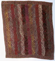 Uno scialle lunare ricamato