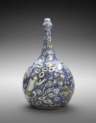 Bottiglia lobata con figura e fiori, metà del XVII secolo