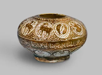Vaso con lustro, decorato con segni dello zodiaco, Kashan, Iran, periodo Selgiuchide, inizio XIII secolo