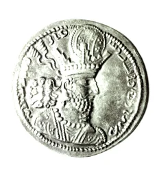 Dritto di una moneta raffigurante il profilo di Shapur II, Sassanide