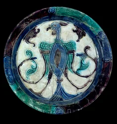 Arte persiana: piatto in maiolica policroma con la rappresentazione di un uccello