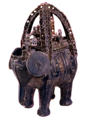 Arte persiana: rhyton in maiolica blu dalla regione di Gorgan in Iran. XIII secolo. Teheran, museo archeologico