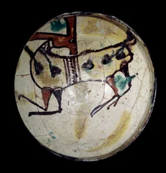 Arte persiana: coppa in terracotta con un ibex. Da Nichapour