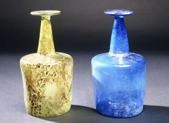 Bottiglie di vetro soffiato persiano