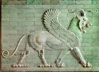 Periodo persiano achemenide, Iran: bassorilievo in mattoni smaltati raffigurante un grifone. Dal palazzo di Dario I (550-486 a.C.), re di Persia, a Susa. 510 a.C. Parigi, Museo del Louvre