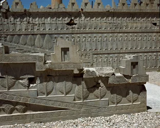 Rilievi della scala orientale dell