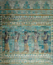 Il fregio degli arcieri, dal palazzo di Dario I, re di Persia, a Susa (VI secolo a.C.). Rilievo in mattoni smaltati. 510 a.C. Parigi, Museo del Louvre