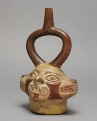 Vaso a staffa a forma di essere felino multi-testa, 250-500 d.C. (ceramica e pigmento)