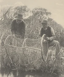 Montaggio della rete di prua, 1886 (foto)