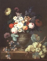 Natura morta di fiori in un vaso classico con un grappolo d