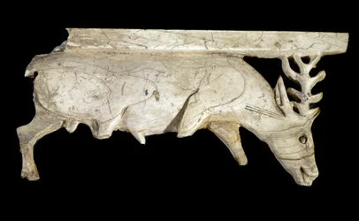Civiltà dei Fenici: ornamento di un letto reale in avorio a forma di cervo