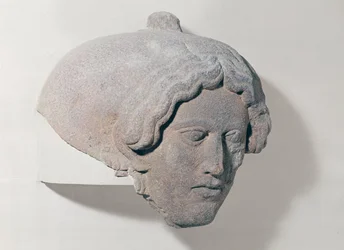 Testa di donna, frammento di un sarcofago
