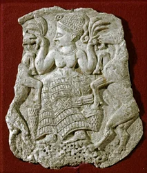 Arte fenicia: coperchio di pisside scolpito in avorio, rappresentante una dea della fertilità micenea che nutre capre. Intorno al 1250 a.C. Da Twink El Beida. Parigi, Museo del Louvre