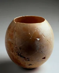 Arte fenicia: uovo di struzzo vuoto. Dal Laurita. VII secolo a.C.