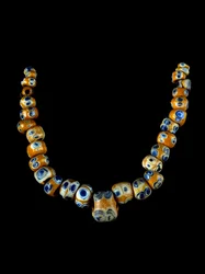 Arte fenicia: collana di pasta vitrea. IV-III secolo a.C.