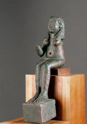 Arte fenicia: rappresentazione della divinità Astarte. Scultura in bronzo del VII secolo a.C. Dal santuario di Carambolo in Spagna. Dim. 16 cm Siviglia, museo archeologico