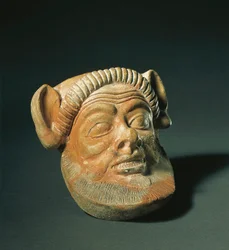 Arte fenicia: maschera in terracotta rappresentante un fauno. Da Ibiza, Spagna. III secolo a.C. Madrid, Museo Arqueologico Nacional