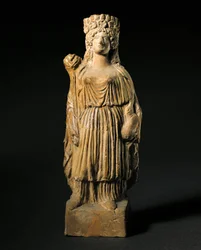 Arte fenicia: statuetta in terracotta che rappresenta la divinità Tanit. III-II secolo a.C. Madrid, Museo Archeologico Nazionale