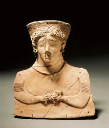Arte fenicia: statuetta in terracotta raffigurante la dea Tanit, orecchie e naso forati. III-II secolo a.C. Madrid, Museo Arqueológico Nacional