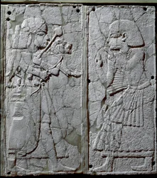 Civiltà fenicia: ornamento da letto decorato con un bassorilievo in avorio raffigurante una guardia che presenta un leone al re. Dal sito di Ugarit, antica città siriana sul Tell Ras Shamra. XIV secolo a.C. Dimensioni 24 cm. Damasco, Museo Nazionale