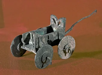 Civiltà dei Fenici: carro votivo in bronzo