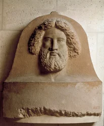 Civiltà fenicia: testa di uomo scolpita su un sarcofago fenicio (rilievo in marmo del IV secolo a.C.)