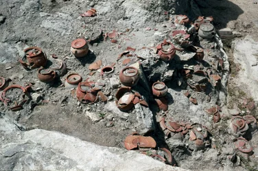 Civiltà dei Fenici: resti di vasi, sito del tofet della città punica di Sulcis sull