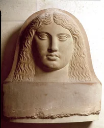 Civiltà fenicia: testa di donna scolpita su un sarcofago fenicio